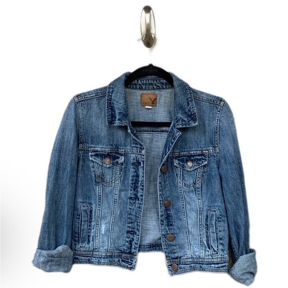 AEO Medium Wash Cropped Denim Jacket Medium - Picture 2 of 6